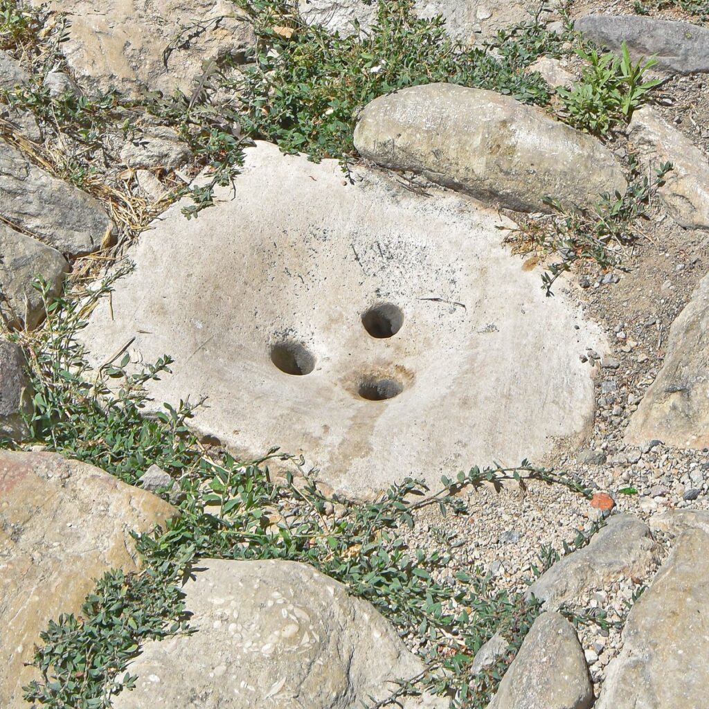 Safranbolu'da eski bir yağmur suyu rögar kapağı.