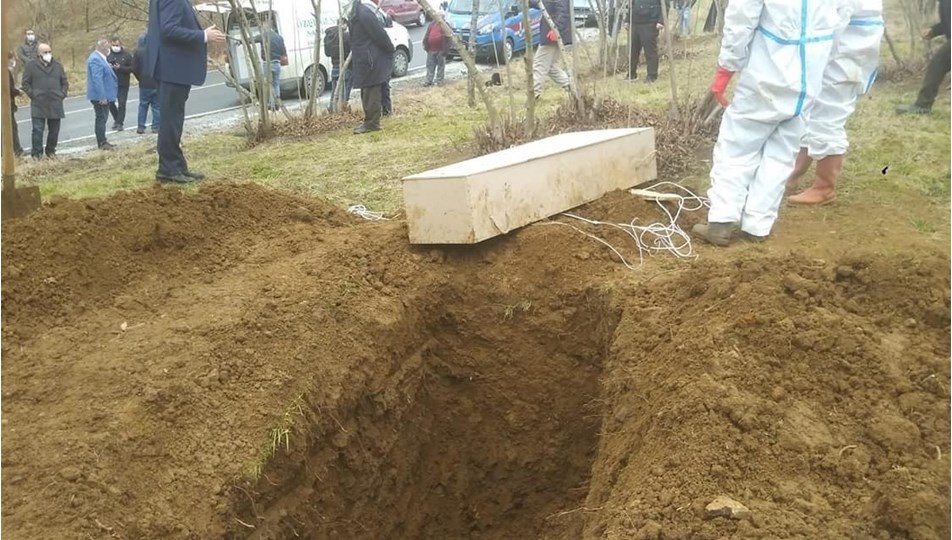 Cenazeler Karıştı! Koronavirüsten Ölen Kişiyi Görenler Karantinaya Alındı