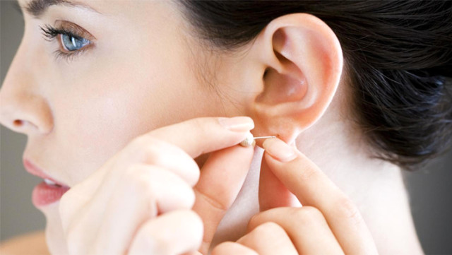 küpenin kulakta yara yapmasını nasıl önleriz? alerji yapan küpeler