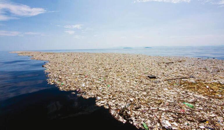 çöp adalar nedir? çöp adaları oluşturan mikroplastikler nelerdir?