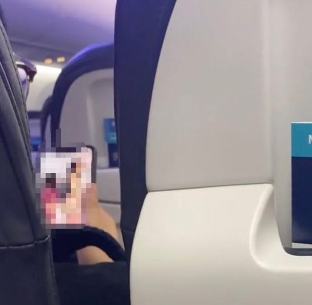 Uçakta cinsel içerikli film izlerken yakalandı