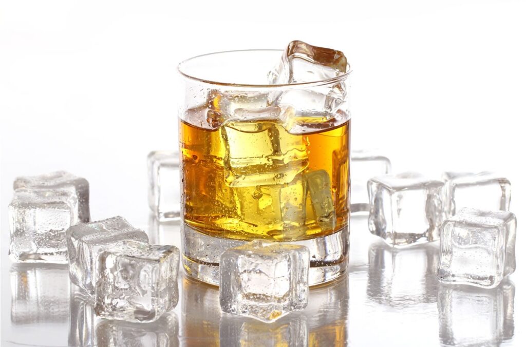 Viski mezeleri deyince aklınız direk enerji içeceğine gidebilir. Chivas Regal en iyi neyle içilir? Viskinin Yanında Ne Gider En iyi viski hangi marka?