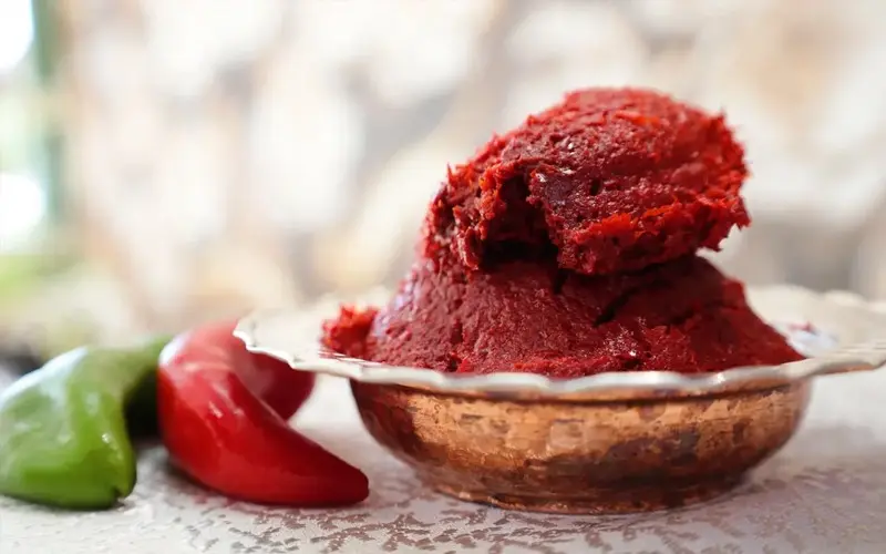 Hatay mutfağının en önemli lezzetlerinden biri olan biber salçası, kendine