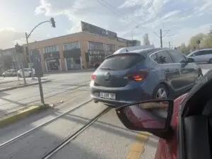 Eskişehir – Eskişehir’in Dilruba Sokak mevkiinde bir sürücü, tramvay yolunu