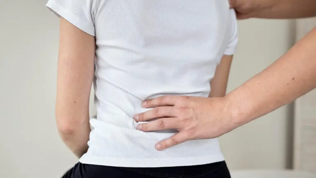 Zamanla yaşlanma, omurgada kireçlenme ya da çeşitli travmalar nedeniyle gelişen