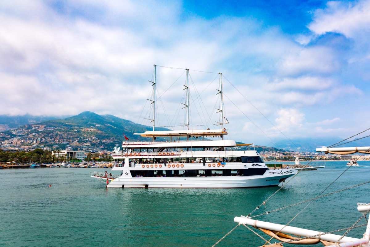 Tekne Kiralama Nedir ve Neden Tercih Edilmelidir? Tekne kiralama, tatilcilerin