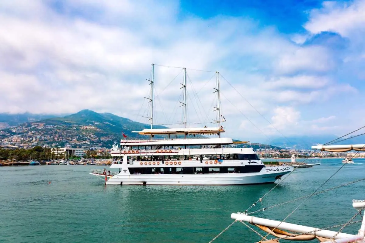 Tekne Kiralama Nedir ve Neden Tercih Edilmelidir? Tekne kiralama, tatilcilerin