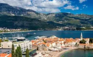 Karadağ, son yıllarda turistlerin gözde tatil destinasyonlarından biri haline gelmiştir.