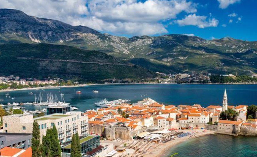 Karadağ, son yıllarda turistlerin gözde tatil destinasyonlarından biri haline gelmiştir.