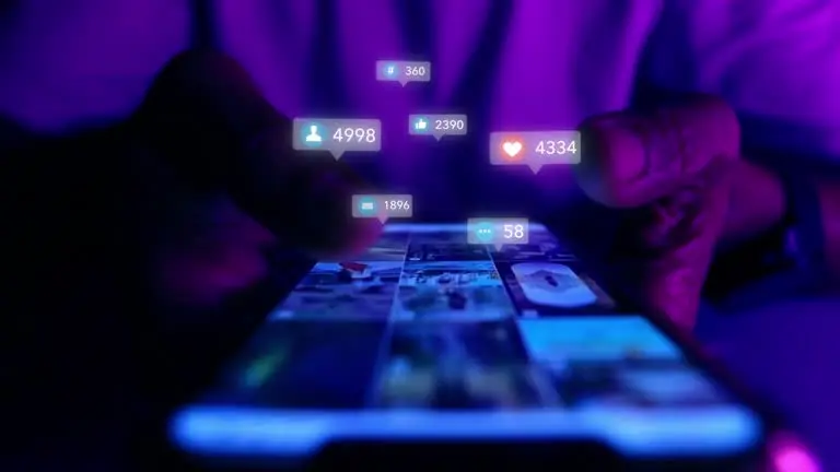 Sosyal medya, markaların ve bireylerin dijital dünyada kendilerini tanıtmasının en