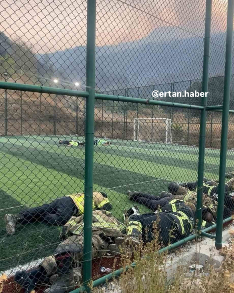 Bursa’da süren orman yangınlarına karşı kahramanca mücadele eden itfaiye ekipleri,