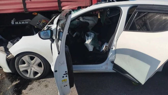 Yazıköy mevkiinde kontrolden çıkan otomobil, seyir halindeki TIR’a arkadan çarptı.