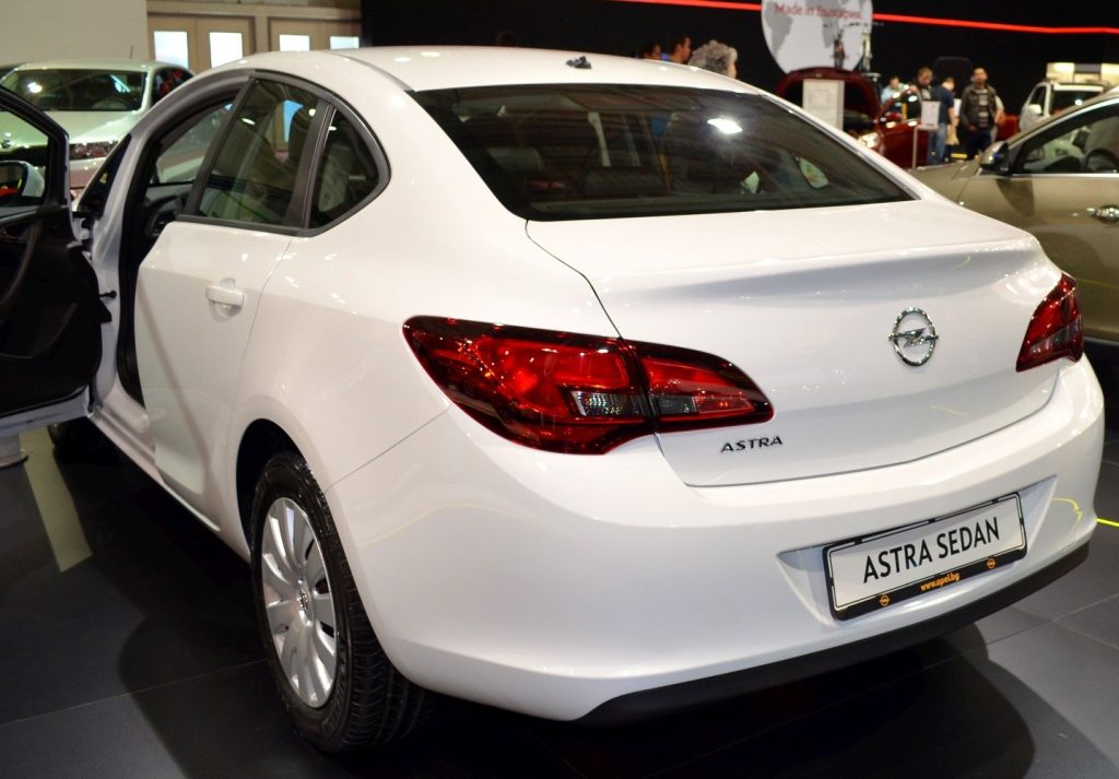 Opel Astra J Sedan Kaç Litre Yağ Alır? Otomobil sahiplerinin en çok merak ettiği konulardan biri motor yağı