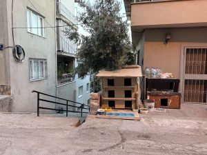 TUNAHAN ERTAN — İzmir’in Buca ilçesi Yaylacık Mahallesi’nde hayvanseverlerin örnek