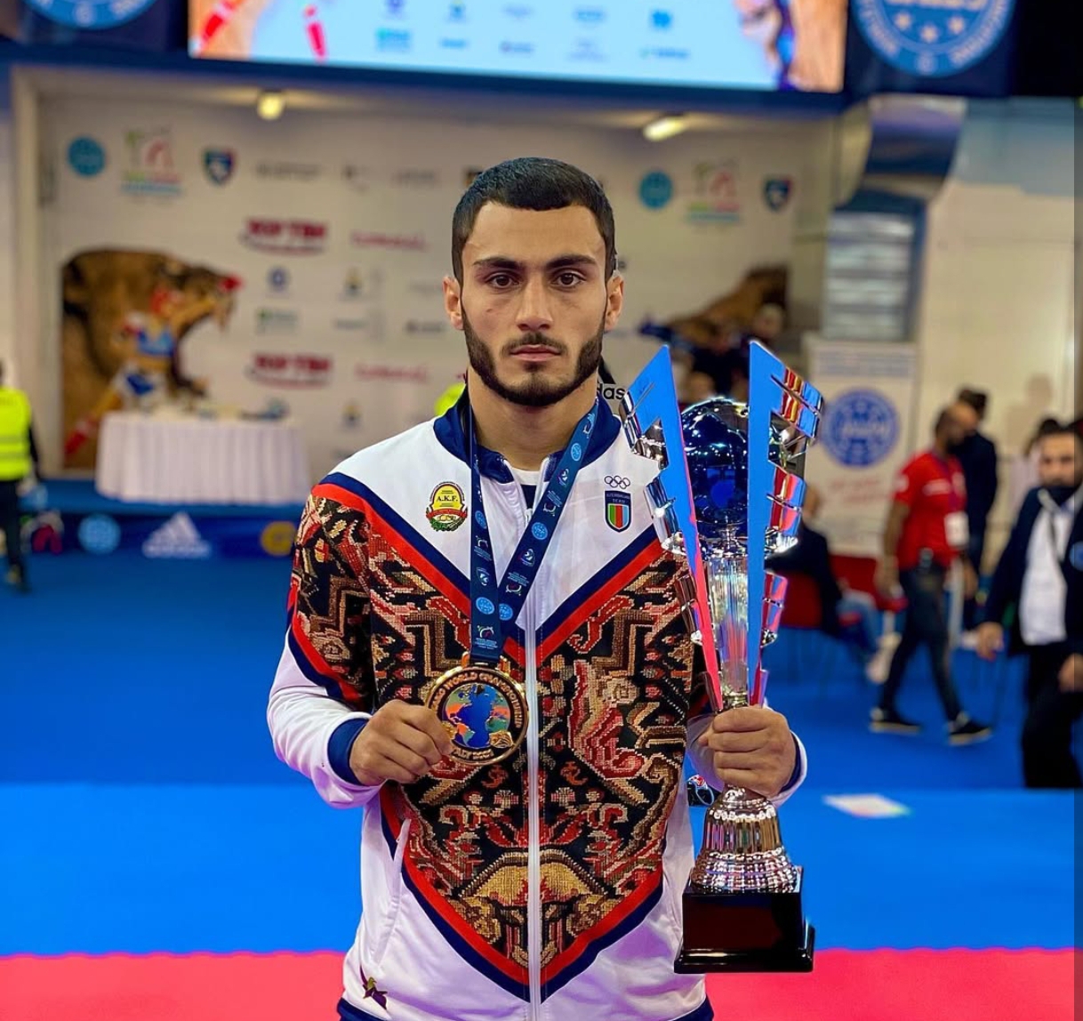 Cengiz Ehtibaroğlu (Cingiz Quliyev) Her milletin tarihinde simge isimler vardır.