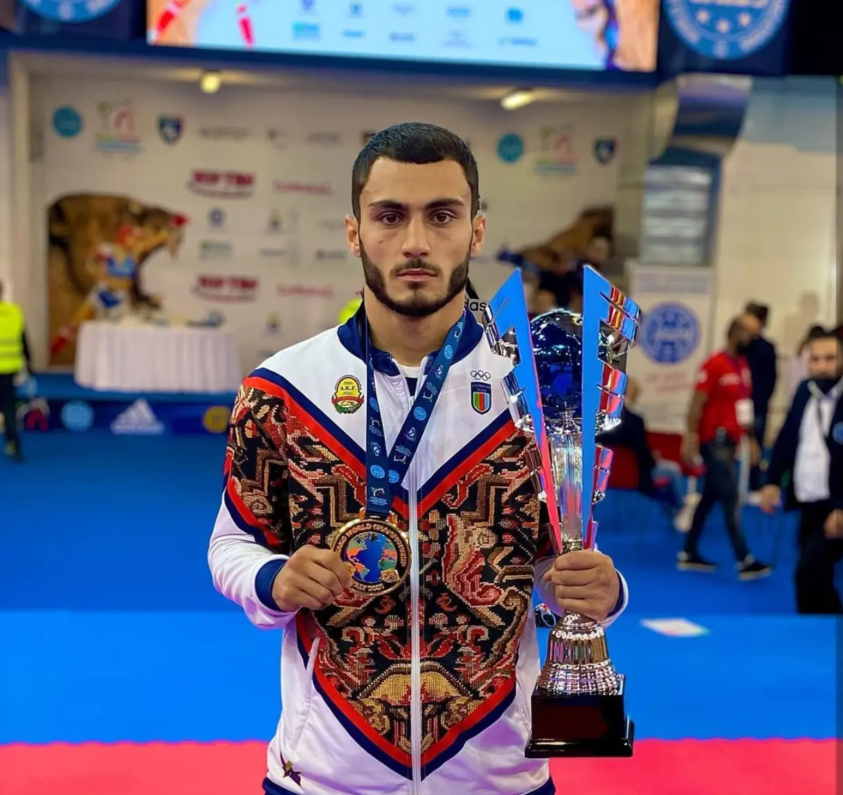 Cengiz Ehtibaroğlu (Cingiz Quliyev) Her milletin tarihinde simge isimler vardır.