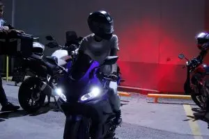 Eskişehir’in renkli sokaklarında, motorunun sesiyle adeta özgürlüğü iliklerine kadar hisseden