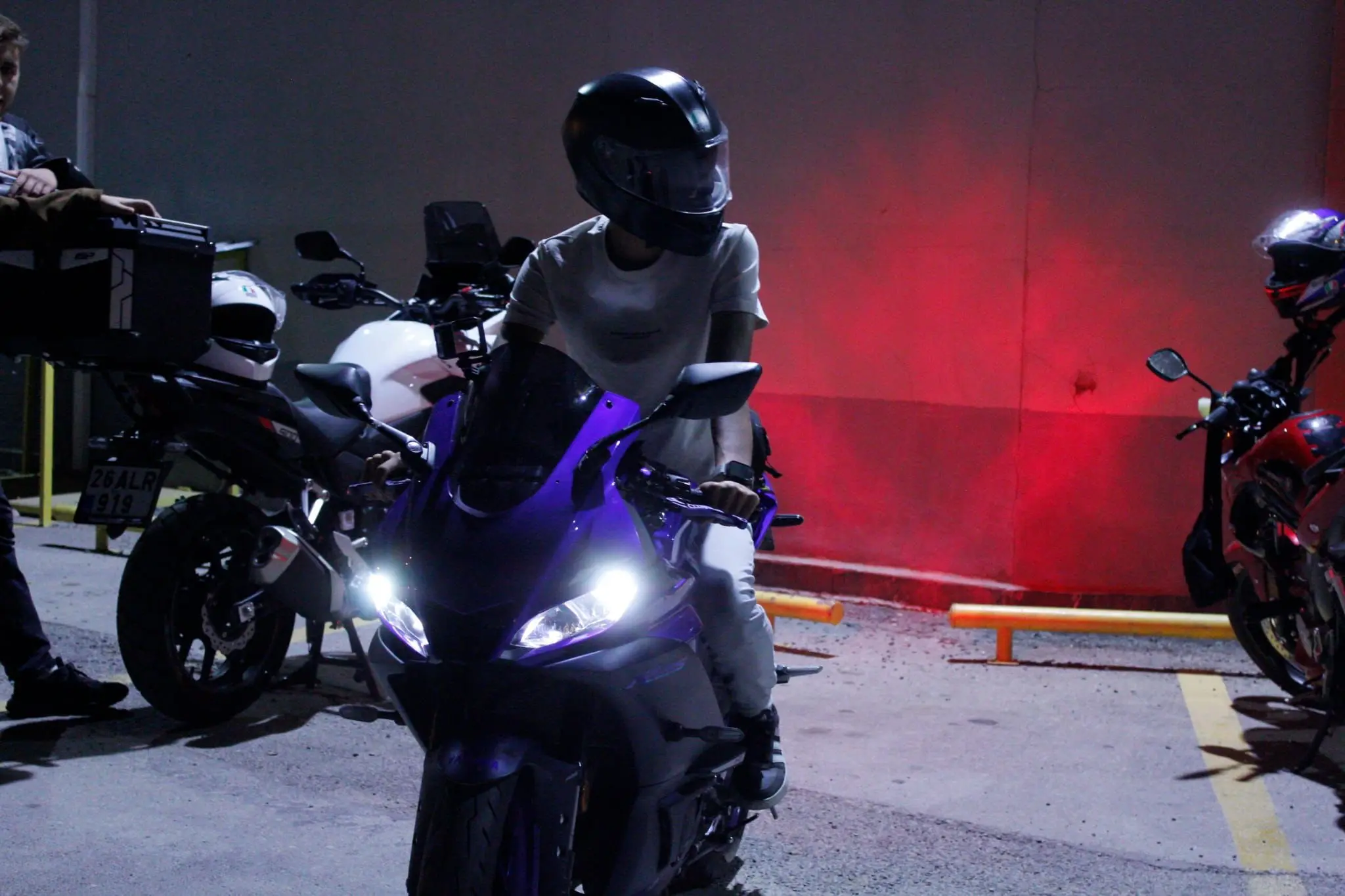 Eskişehir’in renkli sokaklarında, motorunun sesiyle adeta özgürlüğü iliklerine kadar hisseden