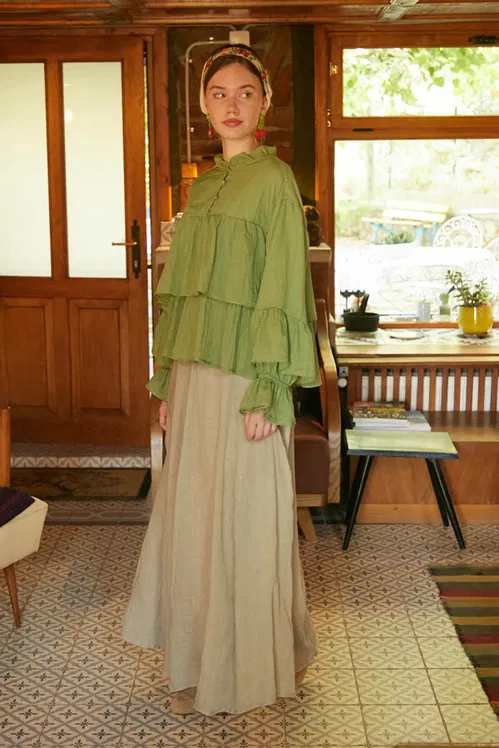 Modern kadın giyim anlayışında gömlek, her sezon yeniden yorumlanan klasik