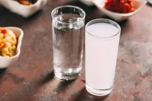 Rakı, aslında yüksek alkollü bir içkidir (genellikle %40–50 alkol oranında).