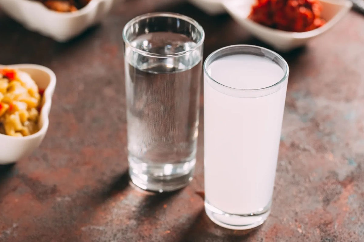 Rakı, aslında yüksek alkollü bir içkidir (genellikle %40–50 alkol oranında).