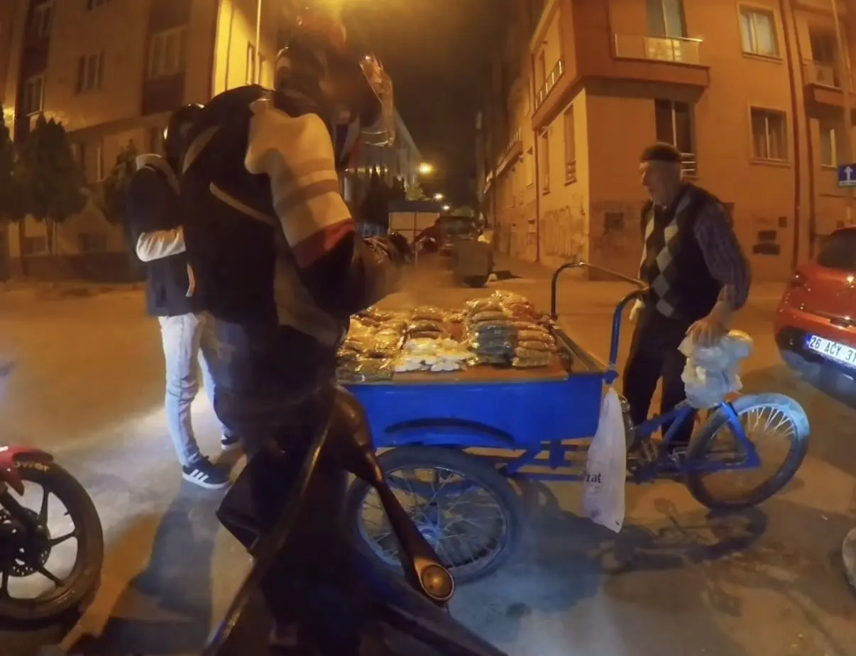 Eskişehir’in Bahçelievler semtinde kuruyemiş satarak geçimini sağlamaya çalışan amcaya, Türkiye’nin