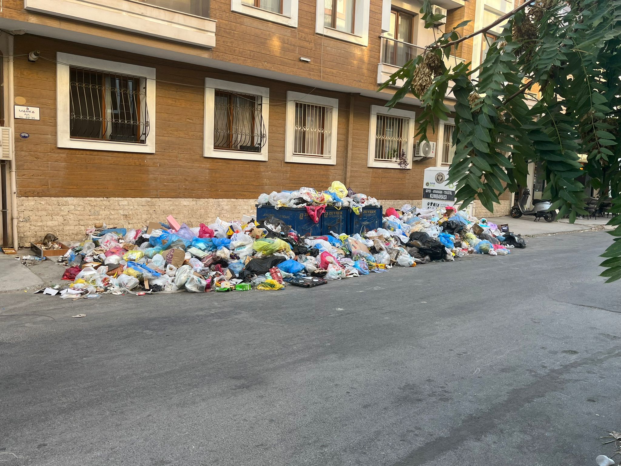 İzmir’in Buca ilçesinde Metin Göktepe Caddesi başta olmak üzere birçok