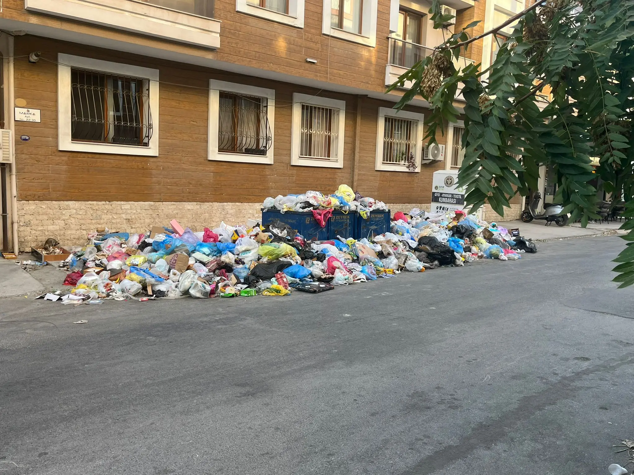 İzmir’in Buca ilçesinde Metin Göktepe Caddesi başta olmak üzere birçok