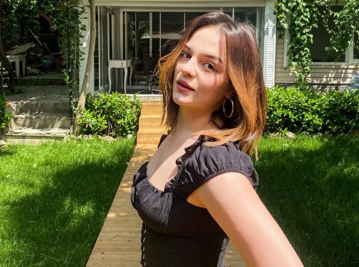 Gönül Dağı’nın Yeni Öğretmeni Esra: Aslıhan Kapanşahin Kimdir? TRT 1’in fenomen dizisi Gönül Dağı, yeni sezonuyla ekranlara dönerken