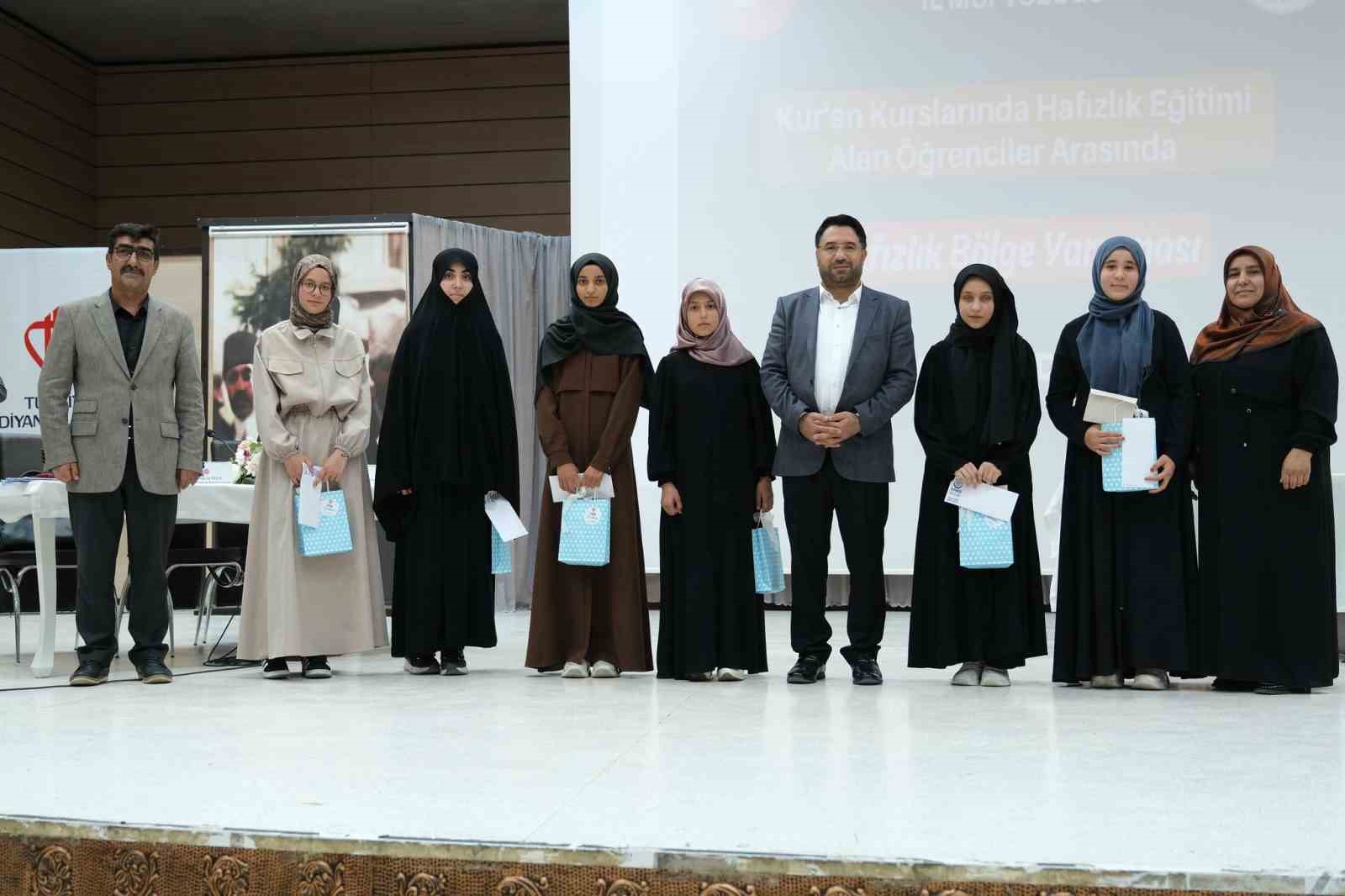 Erzincan’da 2025 Yılı Hafızlık 3. Bölge Yarışması Yapıldı Erzincan’da düzenlenen 2025 Yılı Hafızlık 3. Bölge Yarışması’nda erkeklerde Bitlis’ten