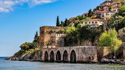 Nestled along Turkey’s stunning Mediterranean shoreline, Alanya captivates with its