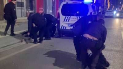 Aksaray’da “eşime küfrettin” iddiasıyla bir esnafın dükkanını basan 2 kişi,