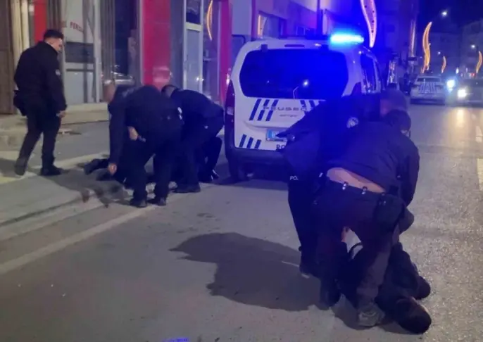 Aksaray’da “eşime küfrettin” iddiasıyla bir esnafın dükkanını basan 2 kişi,