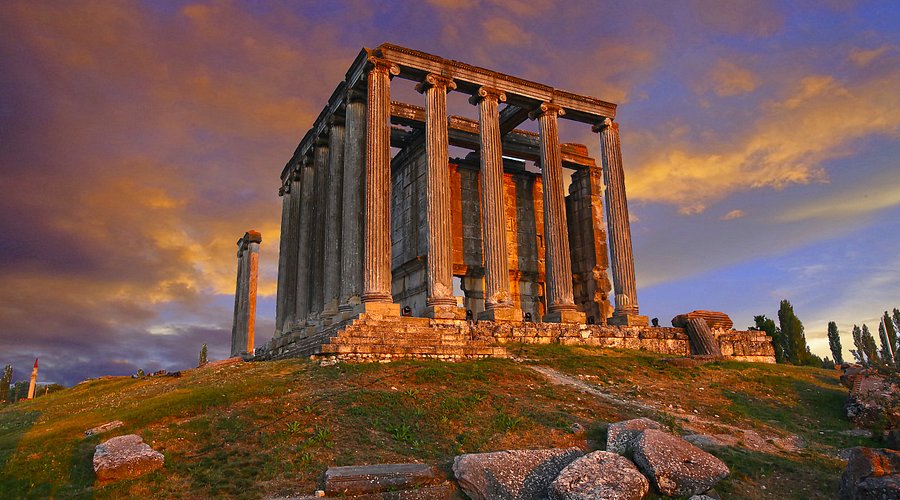Aizanoi Antik Kenti’nde doğrudan kamp yapmak yasak olsa da çevresinde