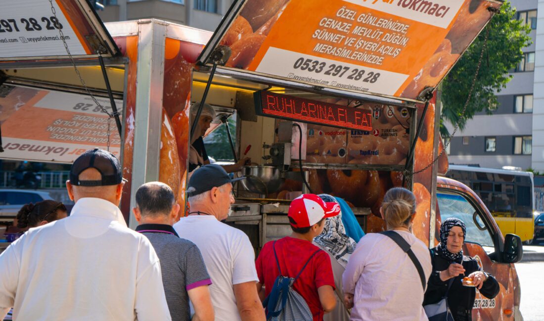 İstanbul’da hayır organizasyonlarında geleneksel tat olarak öne çıkan lokma dağıtımı