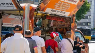 İstanbul’da hayır organizasyonlarında geleneksel tat olarak öne çıkan lokma dağıtımı