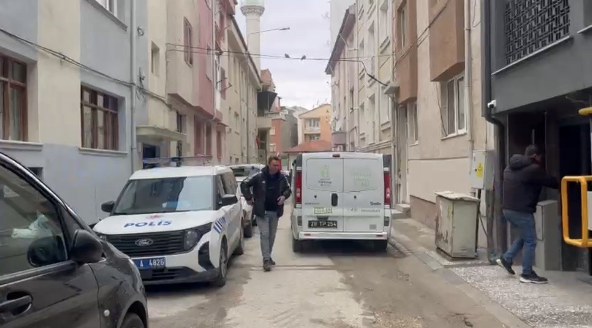 Eskişehir’de 43 Yaşındaki H.Ç. Evinde Ölü Bulundu Eskişehir’in Mahmure Mahallesi Ertuğrul Sokak’ta 43 yaşındaki H.Ç. isimli kişi