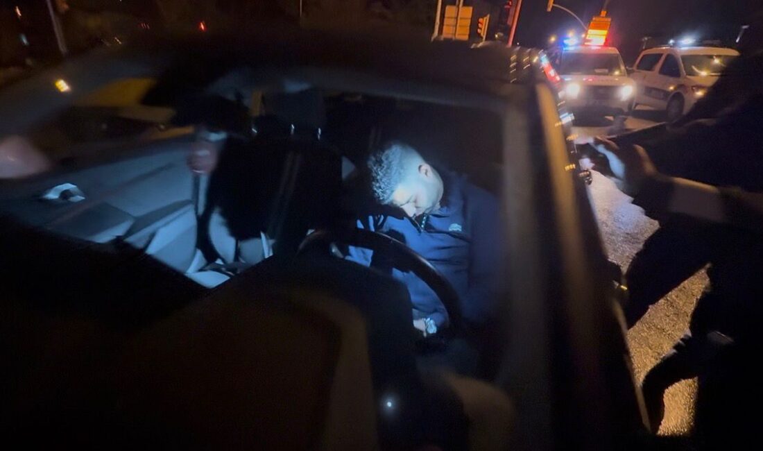 Eskişehir’de direksiyon başında sızdı, cam kırılarak çıkartıldı Eskişehir’de direksiyon başında sızdıktan sonra park halindeki araca çarpan sürücü,