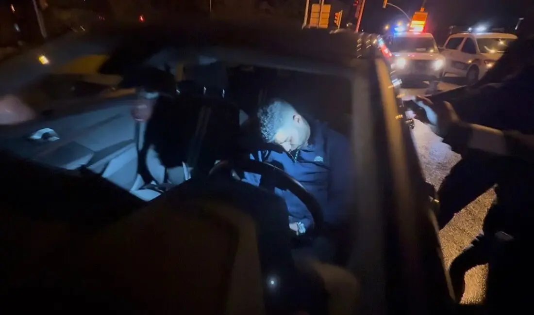 Eskişehir’de direksiyon başında sızdıktan sonra park halindeki araca çarpan sürücü,