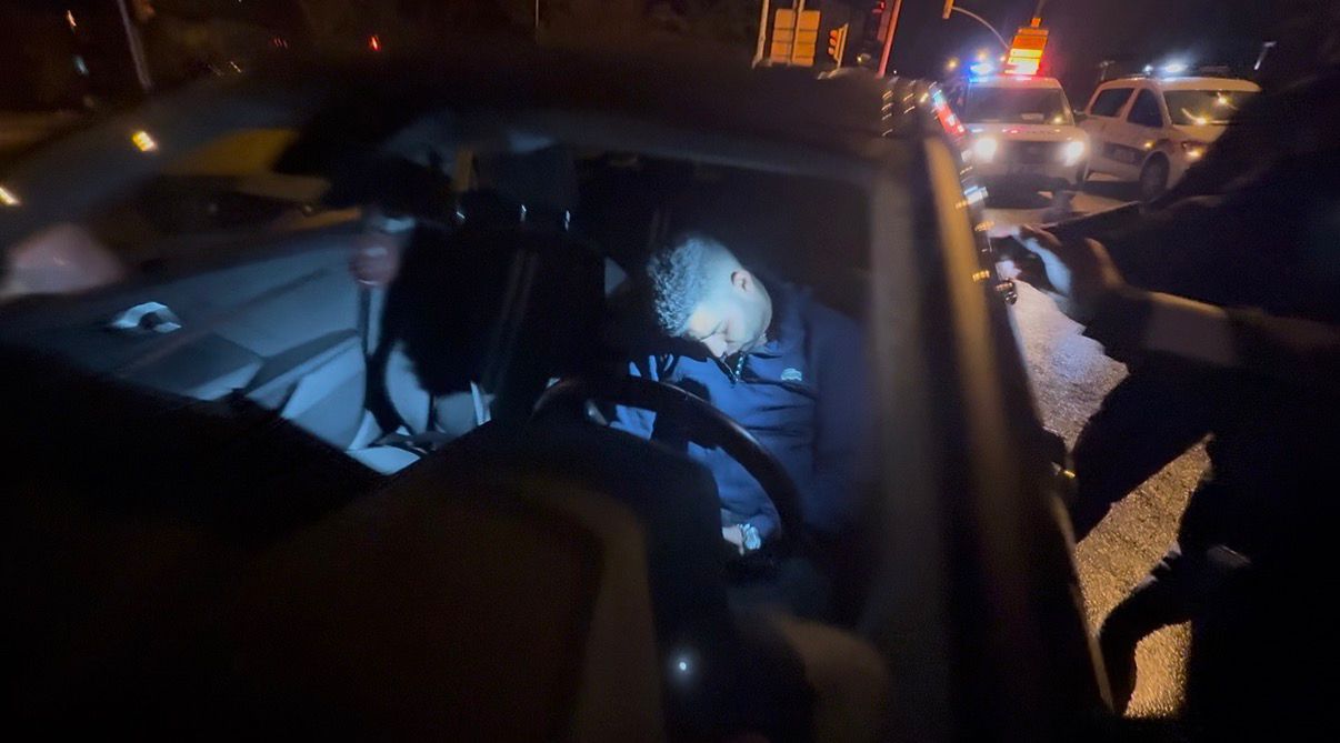 Eskişehir’de direksiyon başında sızdıktan sonra park halindeki araca çarpan sürücü,