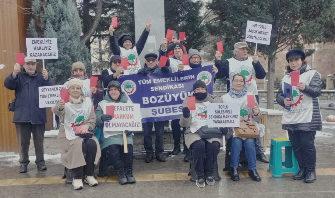 Bilecik’in Bozüyük ilçesinde bir araya gelen emekliler, iktidarın maaş politikalarına