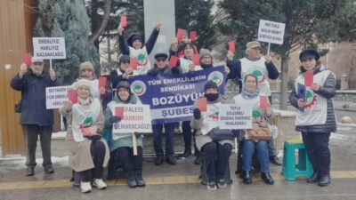 Bilecik’in Bozüyük ilçesinde bir araya gelen emekliler, iktidarın maaş politikalarına