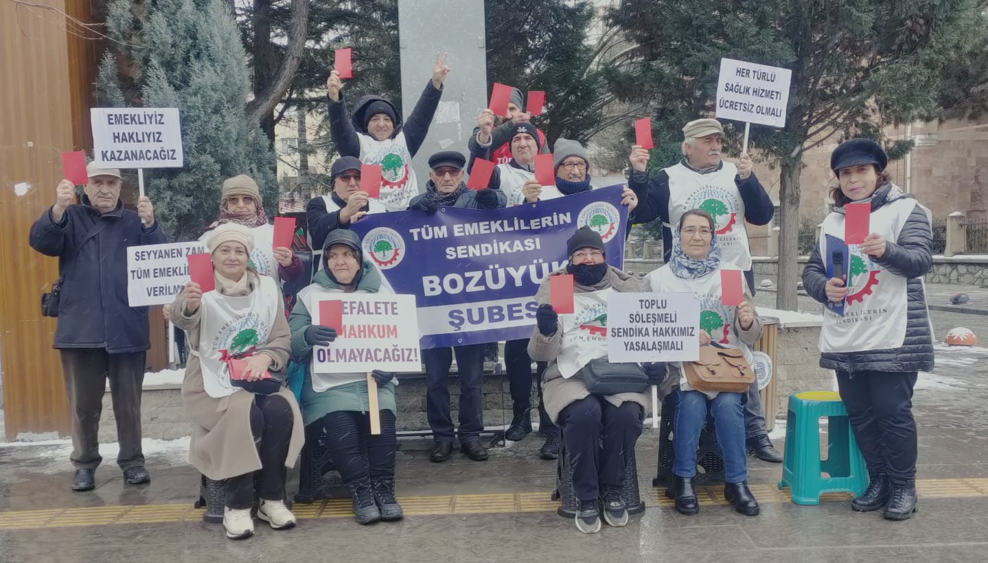 Bilecik’in Bozüyük ilçesinde bir araya gelen emekliler, iktidarın maaş politikalarına