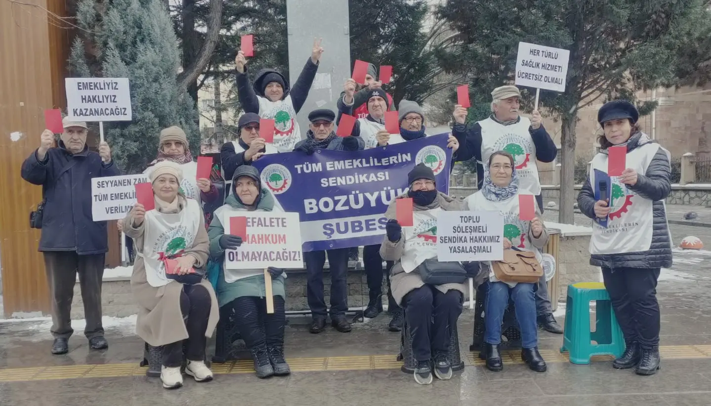 Bilecik’in Bozüyük ilçesinde bir araya gelen emekliler, iktidarın maaş politikalarına