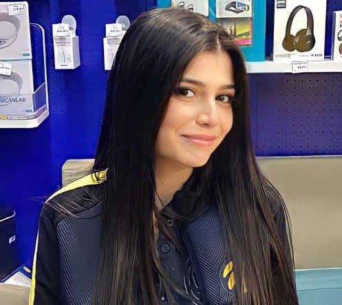 Rabia Beyza Yaylacıklıoğlu yazar fotoğrafı