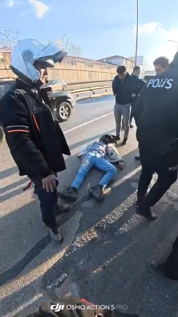 Çevreyolu’nda kurye arkadan çarpma sonucu yaralandı. Kaçtığı öne sürülen araç