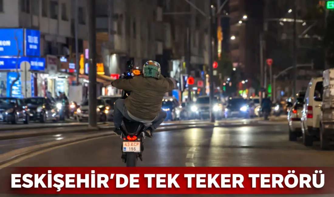 Eskişehir ESPARK önünde motosiklet sürücüsü tek teker kaldırarak trafikte tehlikeli
