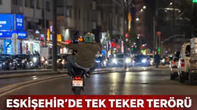Eskişehir ESPARK önünde motosiklet sürücüsü tek teker kaldırarak trafikte tehlikeli