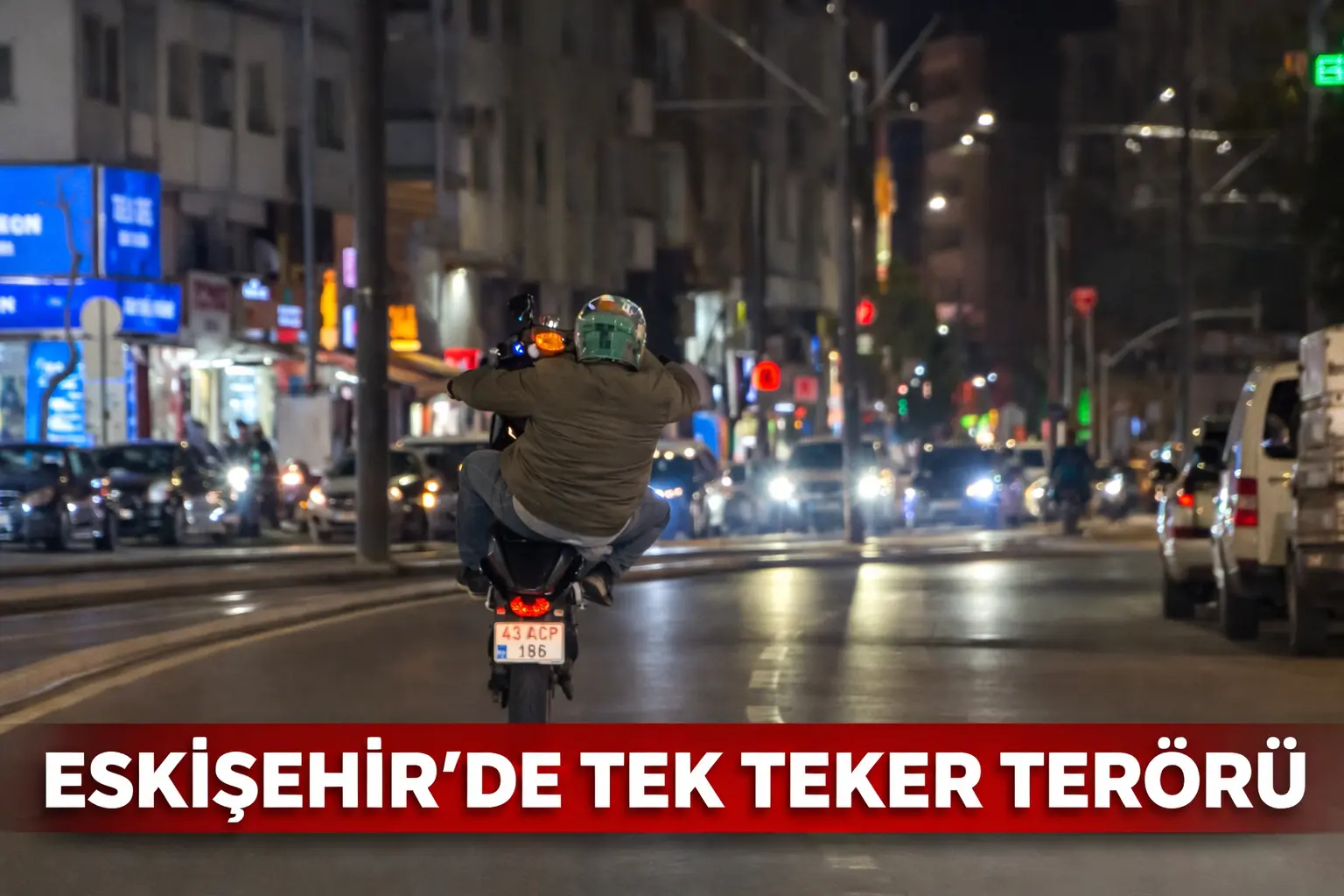 Eskişehir ESPARK önünde motosiklet sürücüsü tek teker kaldırarak trafikte tehlikeli