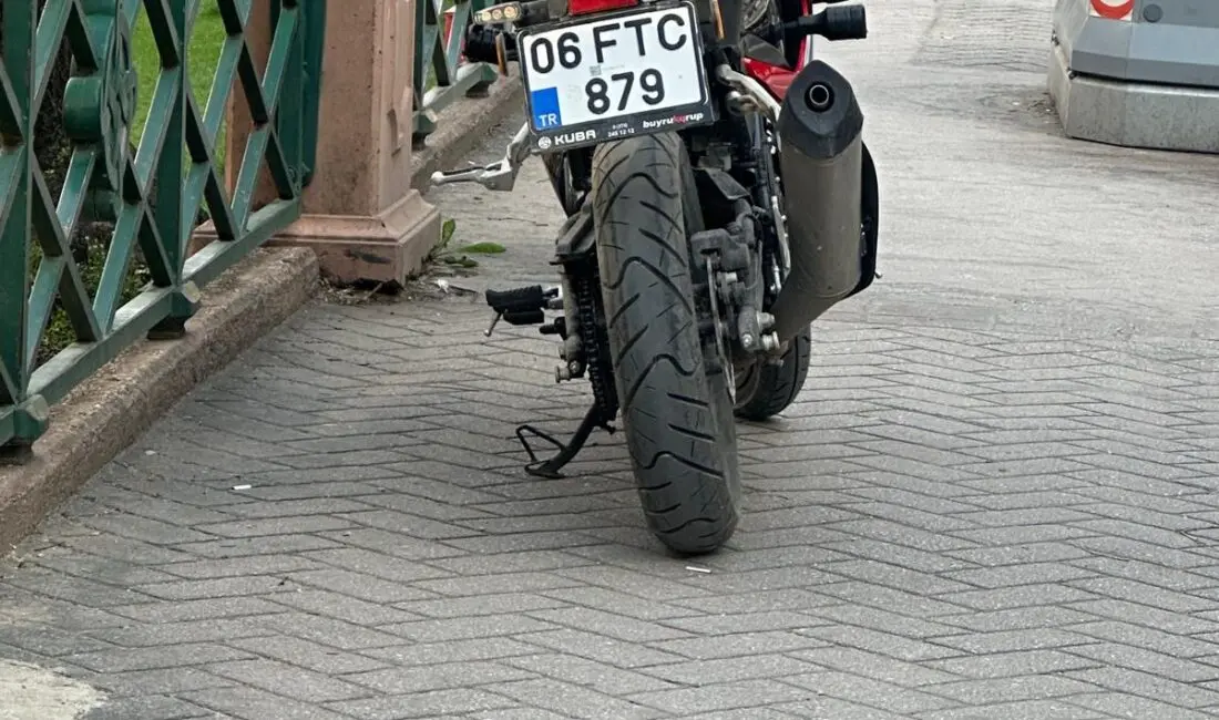 06 FTC 879 plaka sayılı araç, yayalara söver gibi kaldırıma